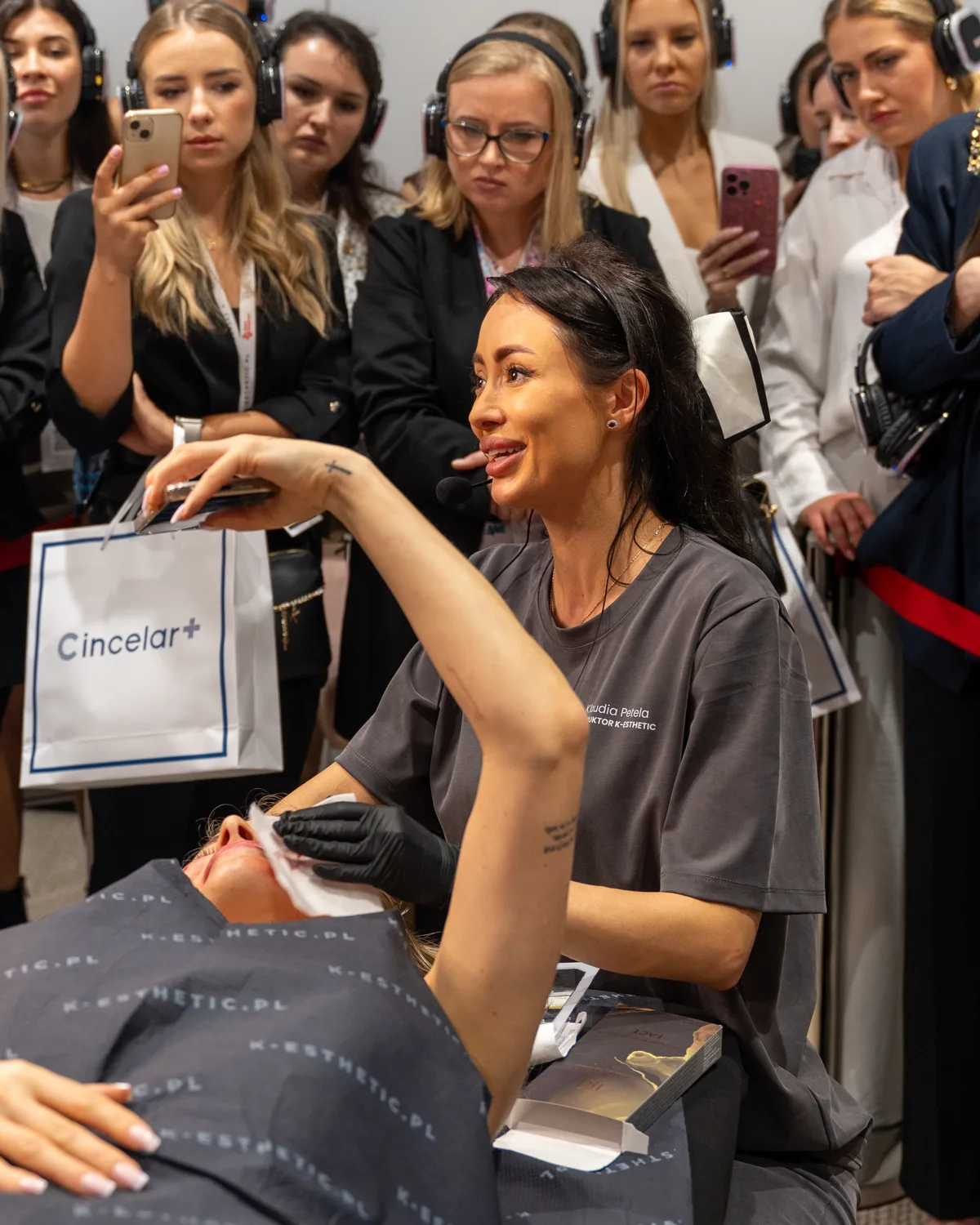 Klaudia Petela prowadzi pokaz na żywo na The Art of K-Esthetic 2025